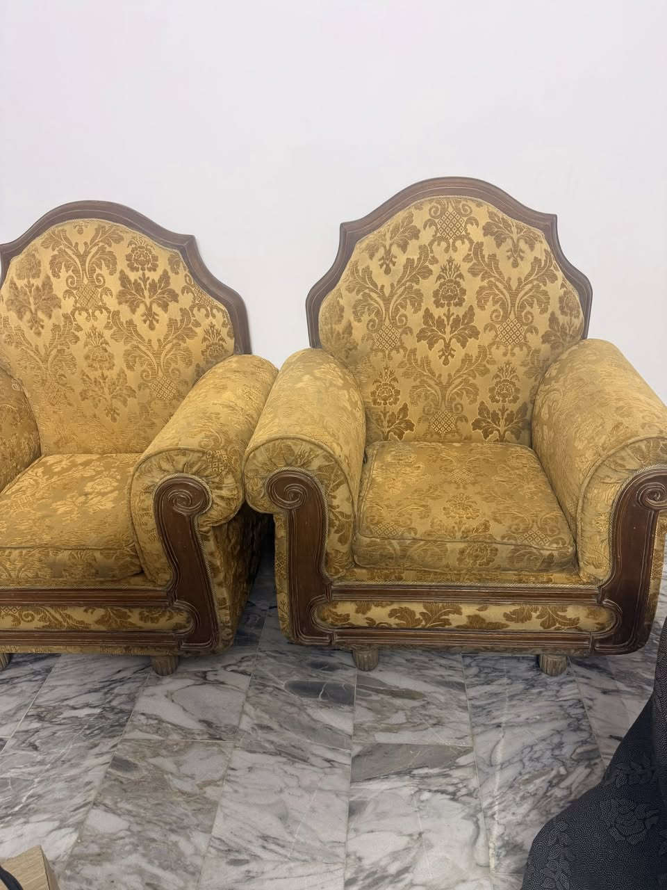 تخم للبيع
تخم شغل عراقي 10 مقاعد شغل مضبوط
لون ذهبي
متانة قوية
اشتغلته قبل كم سنه كلف 3600 
عارضة ب850
عنوان حي البساتين 
(***********)
