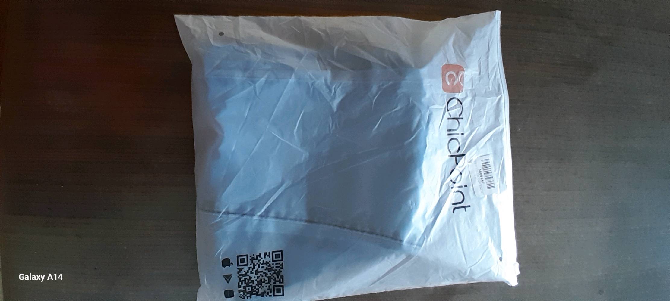 بنطلون جينز أزرق مريح ومناسب لجميع المناسبات. خامته ناعمة وعالية الجودة، مثالي للارتداء اليومي. متوفر في الكيس الأصلي، وبحالة جيدة جداً.