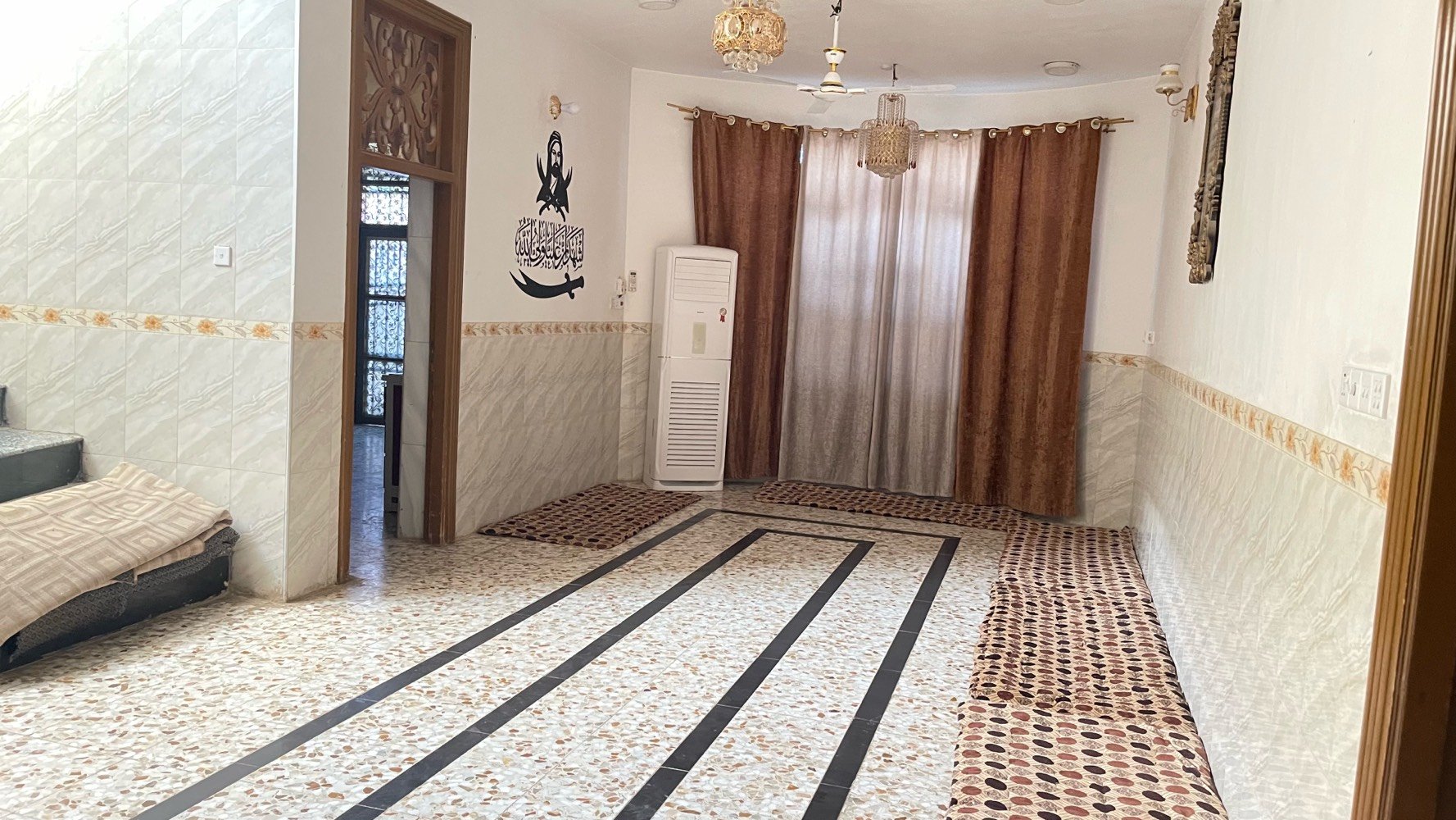 دار للبيع فقط
مساحة 327متر   سند 25 ب اسمي يحتوي البيت ع غرفتين نووم  والاستقبال  وهول ومطبخ مجمع صحيات داخلي وخارجي ومخزن طابق ثاني البيت صب كونكريت  بناء حديث سنة 2020 طابوق  وتتوفر جميع الخدمات والشارع 8متر   مكان حلة منطقة الرشدية  السادة الزوامل يبعد عن شارع العام ب 400متر  ل  الاستفسار ***********