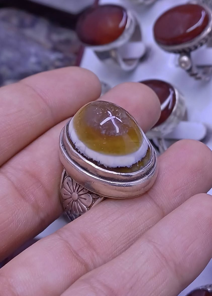 قطعة ملكية لأصحاب الذوق الرفيع 👑✨
جزع يماني "أنسي" نادر، صياغة يدوية فخمة عيار 925 💍
مين يلحق عليها؟ 😍 للطلب تواصل خاص او واتساب :
                                https://wa.me/9647719456977


**إذا كنت صاحب هذا الإعلان وتريد حذفه لأي سبب، رجاءا أرسل رسالة إلى الدعم الفني**