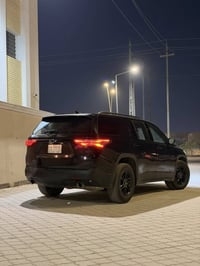 مرخصة الادمن ترافرس ٢٠٢٢ فئة LS وارد امريكي رقم بصره حادثهة بجم بدون ا...