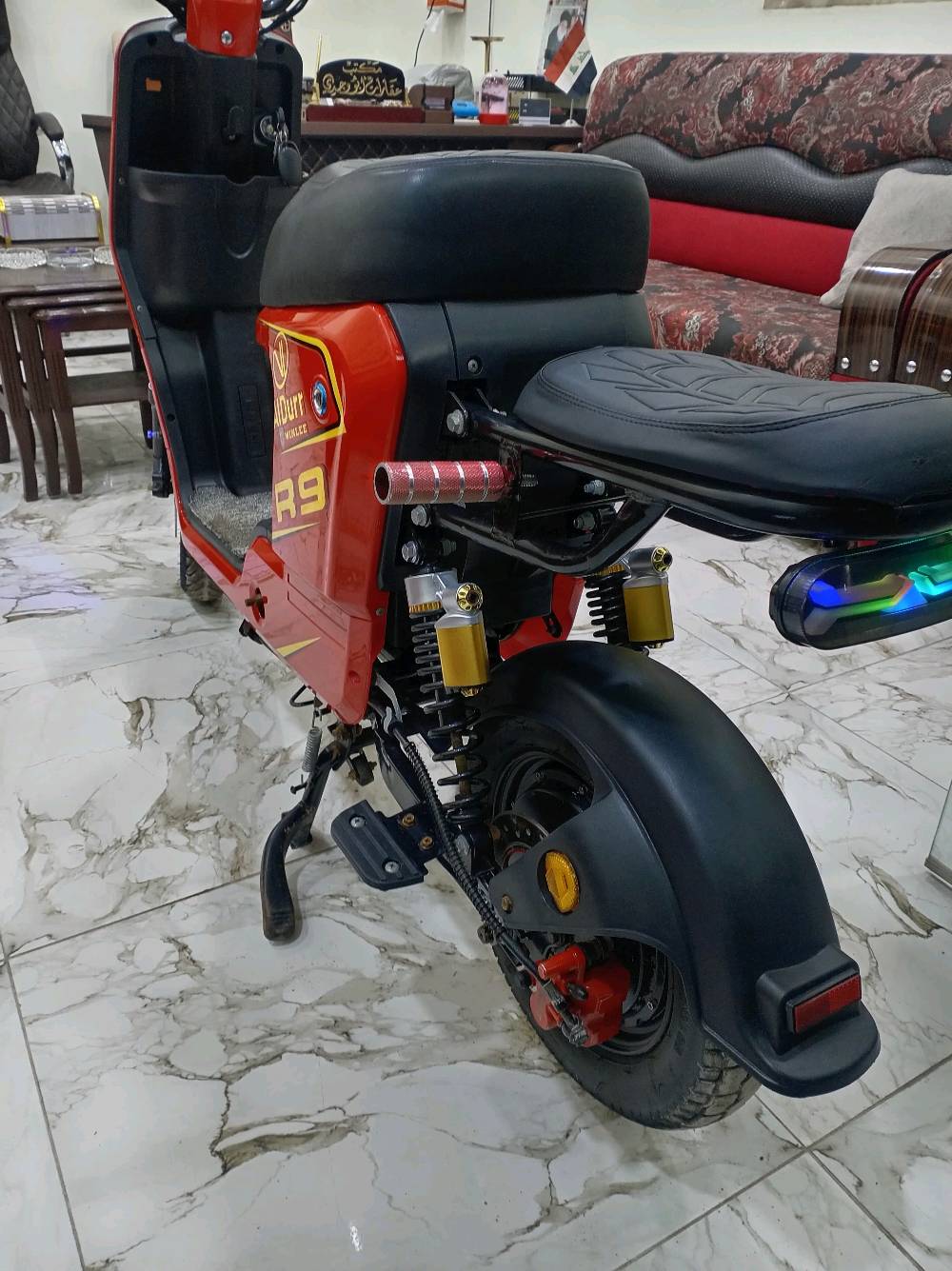 دراجة كهربائية R9 حمراء اللون بحالة جيدة ومناسبة للاستخدام اليومي. تصميم مريح ومجهز بمقعد مريح ومرايا جانبية. مثالية للتنقل داخل المدينة. تُباع لأسباب شخصية، والبيع بشكل فوري.