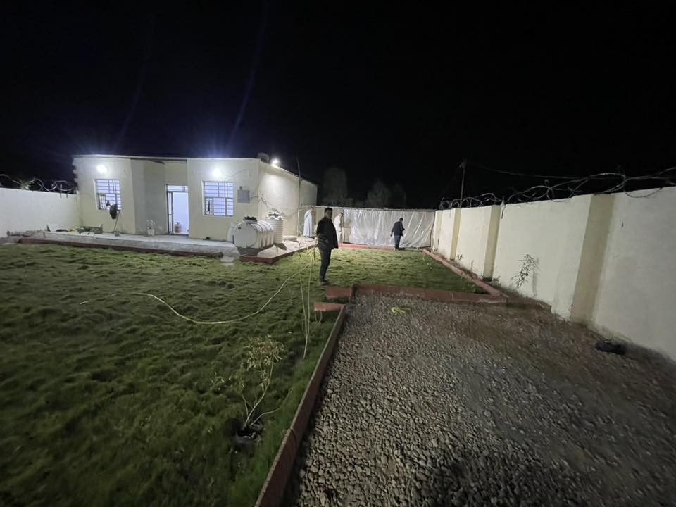 مزرعه مساحه 375 كافه الخدمات خلف مطعم واثق تبعد عن شارع العام 600 متر
500 متر تبليط 
100 متر سبيس 

للاتصال ***********
