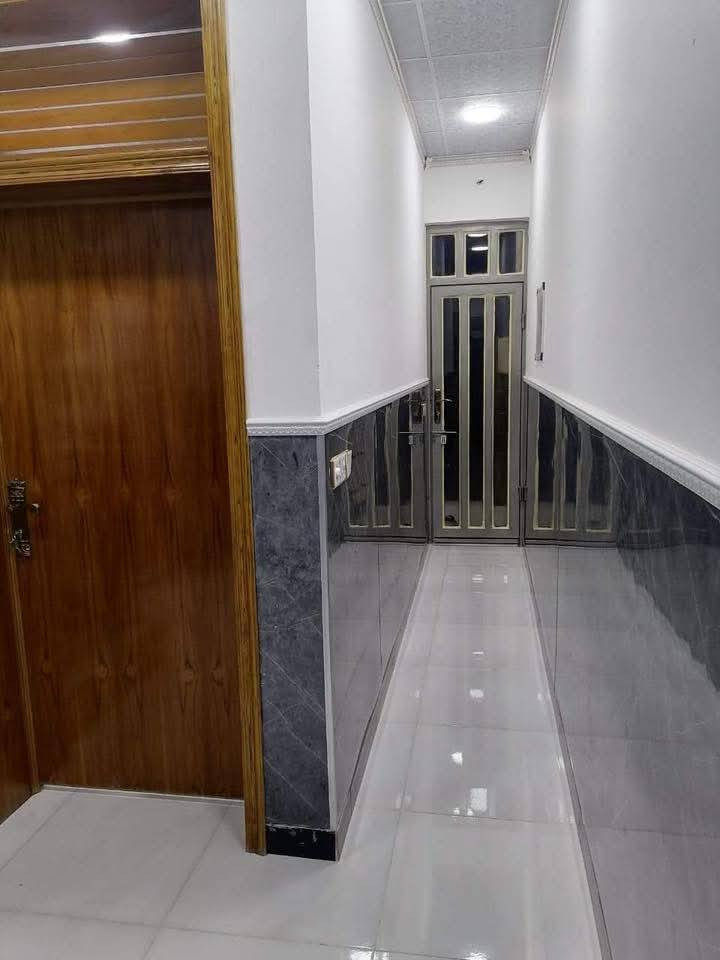 دار طابقين ونص
يتكون من صالة ومطبخ حار وبارد 
 وستقبال وممر مجمع صحيات ومنور وحوش  في الطابق الاول
 والثاني.. غرفتين نوم ومجمع صحيات 
والثالث..  بيتونه كبيره مجمع غساله مع مخزن 
يباع مع الاثاث سبلت +مكيف + تبريد مركزي  دكتات للبيت كله +مبردة حجم كبير 99 درجة شاشه تحكم  + كاونتر شغل درجة اولى 
غرفة اخشاب تركية + خزانات ماء عدد 2 + سخان 200 لتر + ماطور ماء 3 ارباع + خزان نفط دفن بالحايط + مراوح عدد 5 + ستائر سلايت عدد 4 + تاسيس كامرات دفن مع واير نت 
يعني تستلم بيت كامل مكمل بس تكعد بيه 
 الموقع بين الشارع العام والمسعوديه جاي من الكماليات  خدمات كاملة ماء كهرباء تبليط مجاري قريب على المدارس قريب ع المستشفى قريب ع الكراج قريب ع السوق
 المساحه 70 متر تصميم هندسي
للاستفسار *********** 
السعر ٧٥ وبي مجال بسيط
