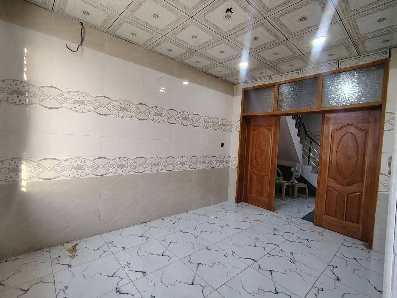 بيت للايجار🏠  80 متر الايجار سارع بلحجز سعره مناسب 

مقابل ملحق قريه الغدير عمود 317 بلخط الثاني بلبدايه 

📍 الموقع: محافظة النجف الأشرف

بيت 80متر بناء جديد تانكي وصخان بي لبيت كامل معايزه شيء خط مولد بي لبيت  جاهز للسكن

🟠 تصميم الخارطة : 

غرفه  - صالة  ـ ستقبال -صحيات  -مطبخ - منور 
سطح مطبك شتايكر 
ــــــــــــــــــــــــــــــــــــــــــــــــــــــــــــــــــ

سعر اللايجار 200 الف 

او من خلال الارقام التالية

 ***********
