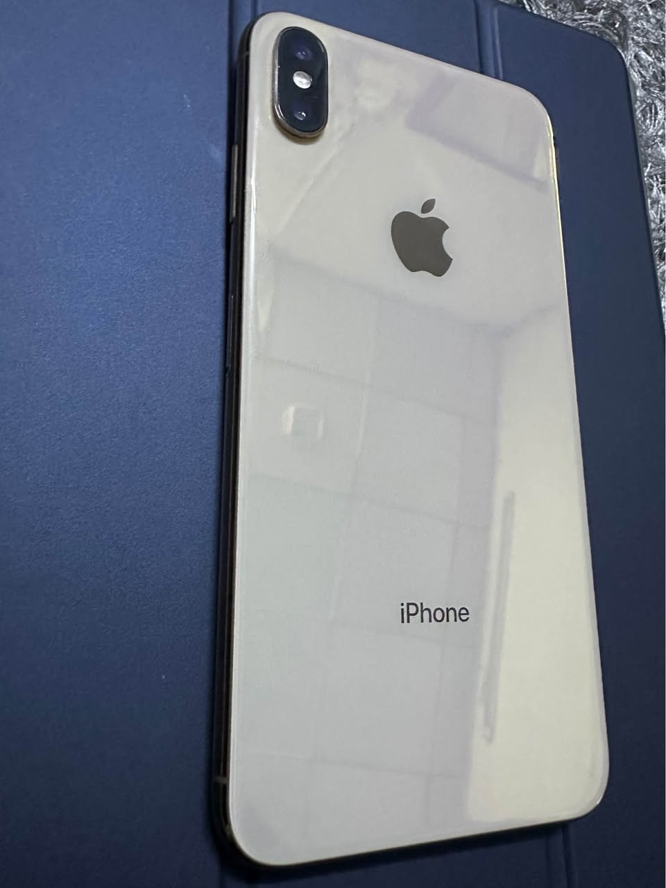 السلام عليكم شباب 
عندي جهاز ايفون اكس ماكس ذاكره 64
نظافه الجهاز 90‎%‎ مكفول من كلشي مابدل بي شي تاخذه تفحصه مبدل بي شي تاخذ فلوسك وفكها الجهاز 
كارتون ويا وكيبل اصلي مامستخدم مكاني بغداد الزعفرانيه
رقم *********** بغداد, العراق
