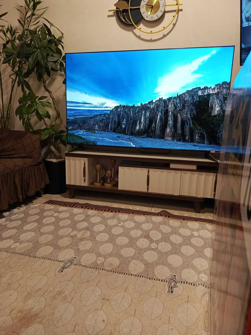 متاح بلازمه نوع LG حجم 70 فول كل التطبيقات بيها أندرويد بدون إطار سلم جميع البرامج ولتطبيقات بيها 
اخذتها ستعمال ساعه وحده يعني جديد بس مكاني صغير 
بيتي صغير فصارت كلش جبيره وصل الشراء ولظمان بيها هم مكاني بغداد الدوره ب450 الف وبيها مجال ***********
