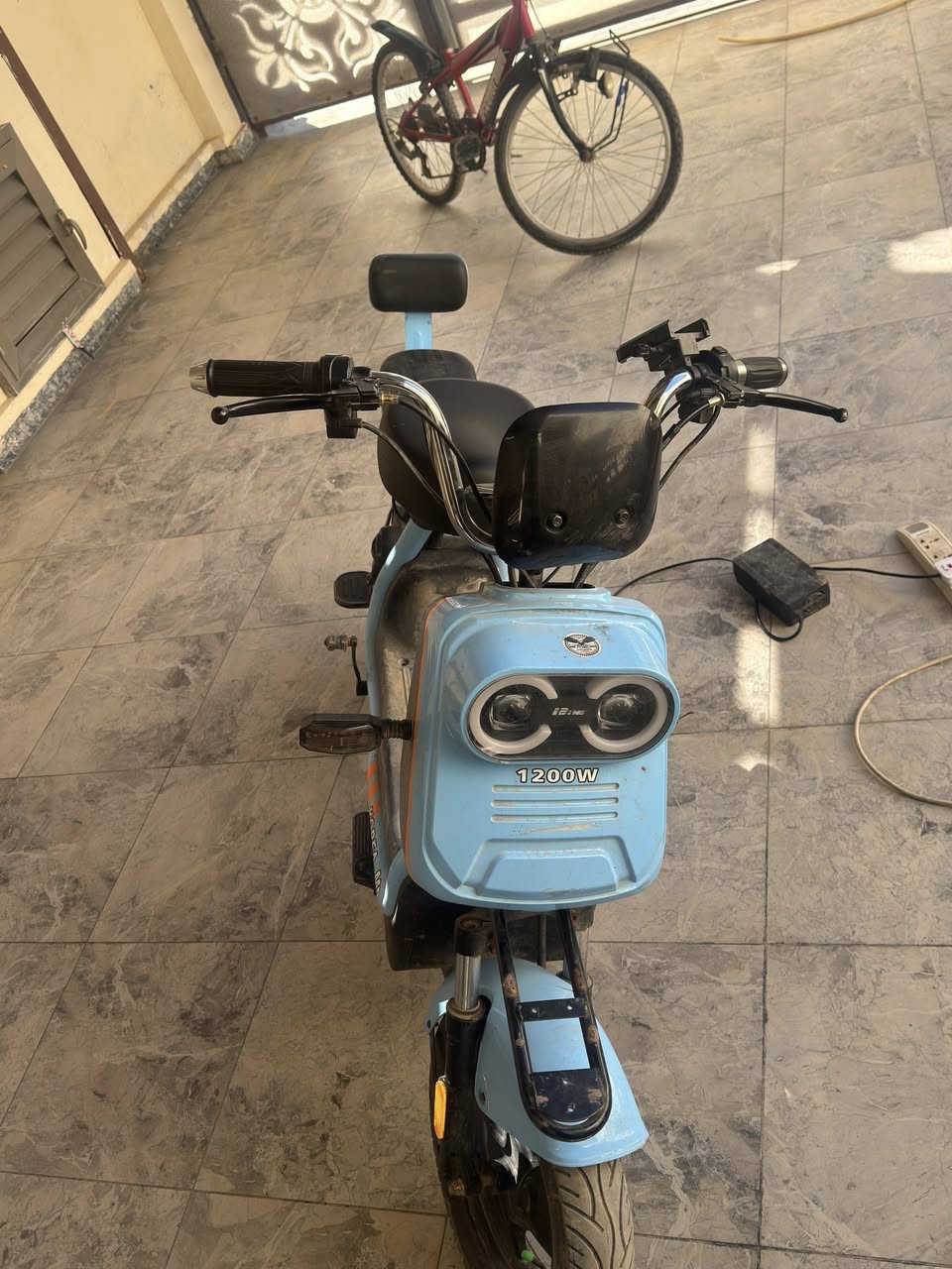 السلام عليكم دراجه R8 للبيع 2024 بيها سماعه الملف مالتها 1500واط 4 بطاريات الدراجه ك داخل وبطاريات زينه بس شويه تكسرت بسبب الطسات صارلها شهر ونص عندي إشاره يمنه يسره وحده من الاشاير مكطوعه بس موجوده ولجاملغ الأمامي مفطور مثل مموضح بل صوره السعر 300 وبيها مجال للشراي 
*********** 
مكاني الدوره
