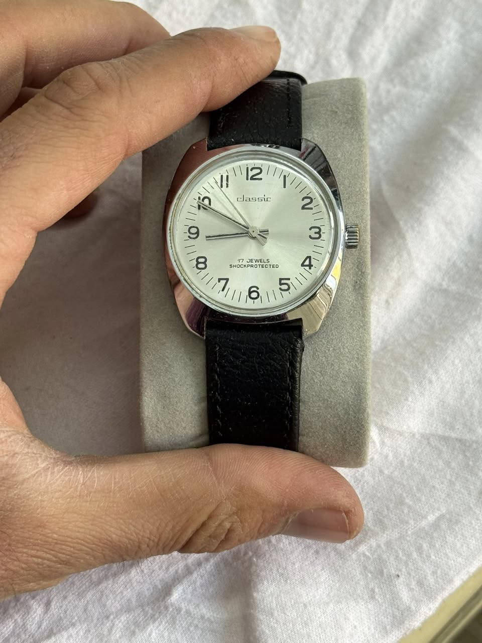 مجموعة ساعات للبيع
سويسري تكويك
عدد 28 قطعة 
كلهم شغالين 
نظافة تامة 
الاسعار مختلفة 
يوجد توصيل لجميع المحافظات 
***********
