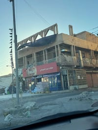 بنايه للبيع  المساحه 300م تحتوي على ١١ محل  وأربع شقق العنوان شارع شهد...