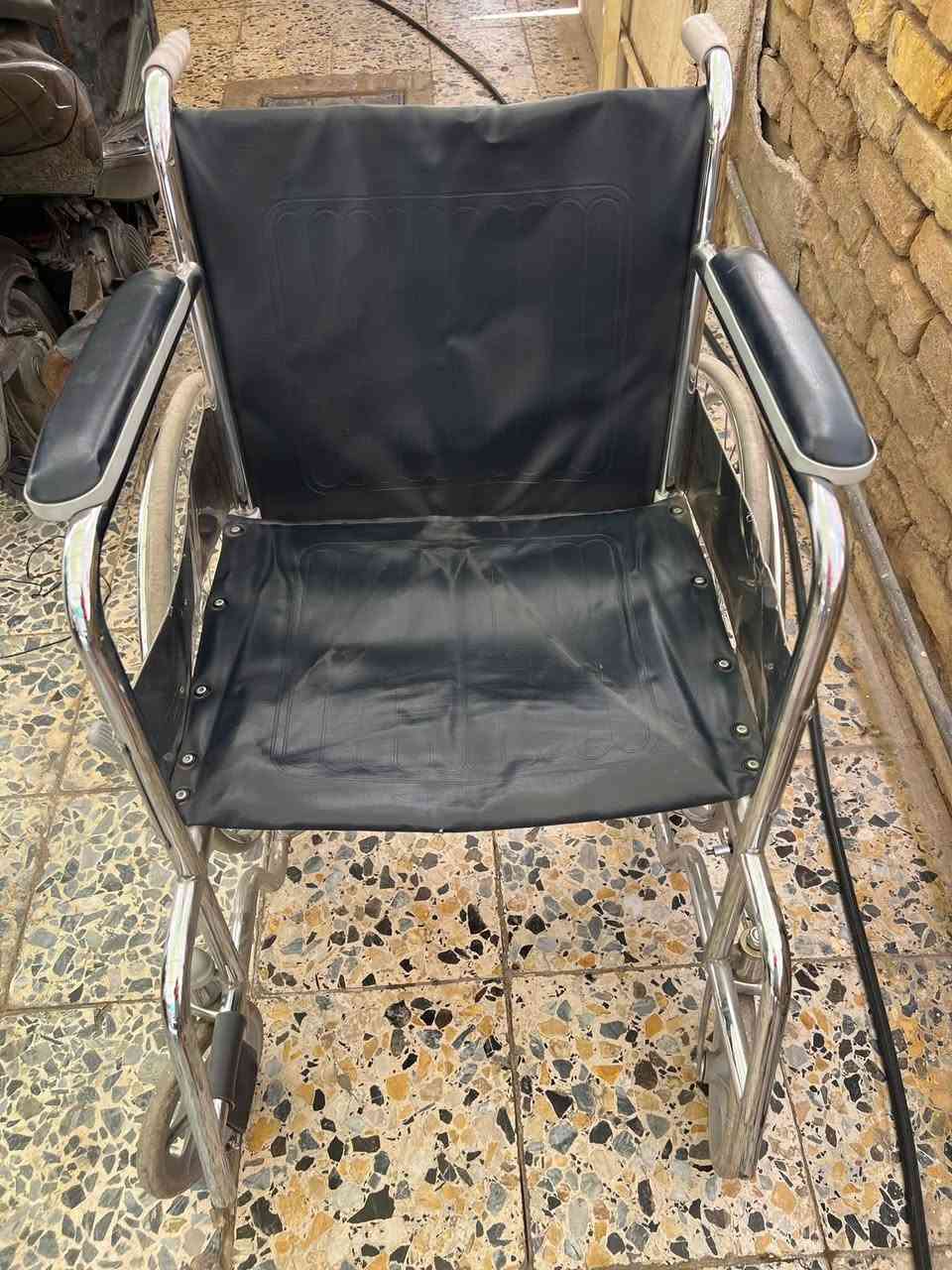سلام عليكم عندي كراسي عدد ثلاثه مستعملات. اثنين بدون استاند ارجل و واحد بيها. عارضهم للبيع   الي اتفيده ايراسلني على الواتساب ***********
