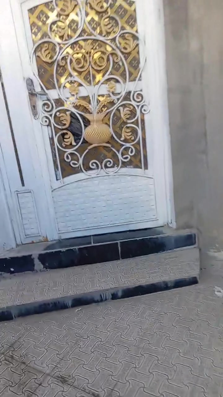 بيت للبيع خلف مدرسة الامين المساحه ١٥٠ ملك صرف طابقين خمس خرف نوم وصالتين وحمامين وصالتين ومطبخ واستقبال رقم الاستفسار ***********
