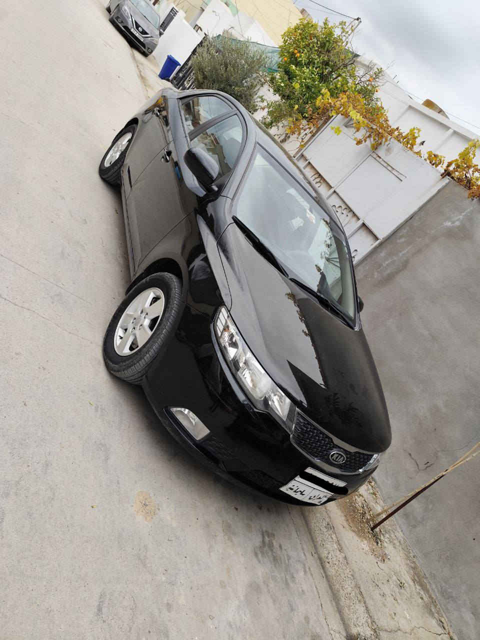 سلام عليكم 
كيا سيراتو موديل 2013
گيرو مه كينه به شه رت 
گير ئوتو عادي 
118 هه زار روشتوه 
بي سبوخ يه ك جاملغي سارده 
سه ياره كه يه ك ده سه 
سه نه وي به سه ر جوه 
جوار تايه ي تازه يه 
پاتري تازه بي ته قه و ره قه
***********
*********** كركوك, العراق
