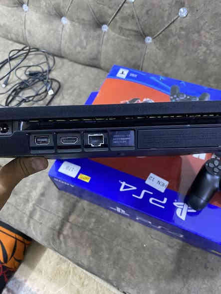 بلي ستيشن4 واحد تيره مهكر للبيع مع كامل ملحقات +جوستك اضافي مليان العاب السعر 350الف للستفسار هاذ رقم واتساب (***********)
