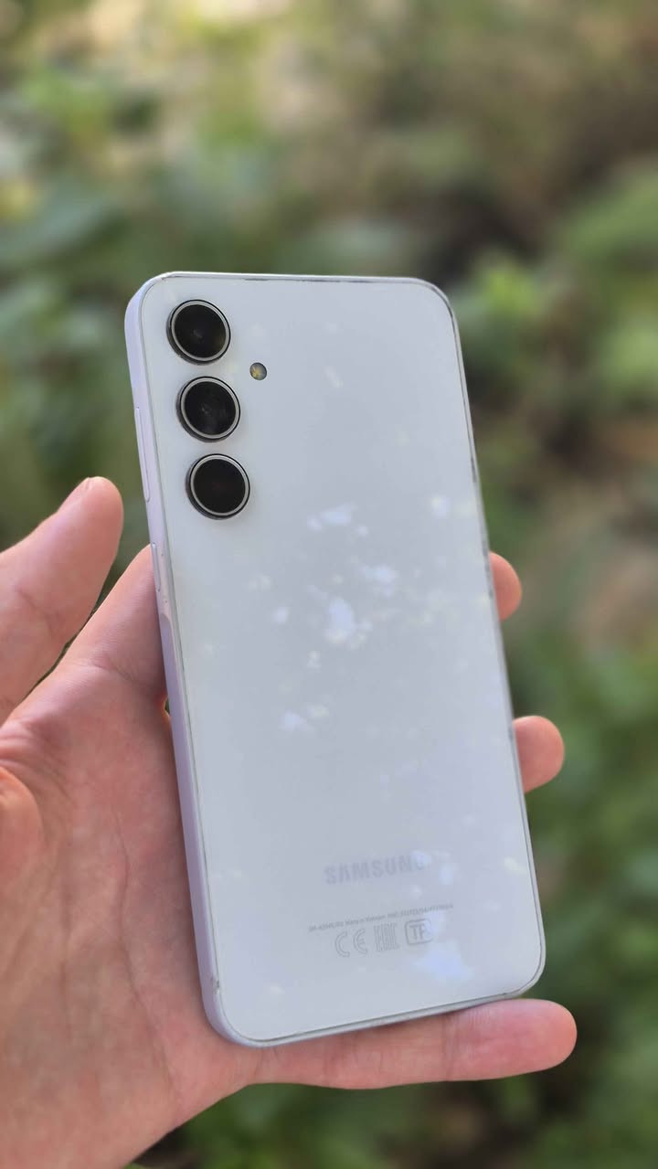 السلام عليكم  SAMSUNG A35 
ذاكرة 128
رام 8
ما مفتوح مجرد ضرر بالشاصي بسيط طالع بالصور 
مكاني محمودية اللطيفية 

السعر 285
واتساب
*********** بغداد, العراق

