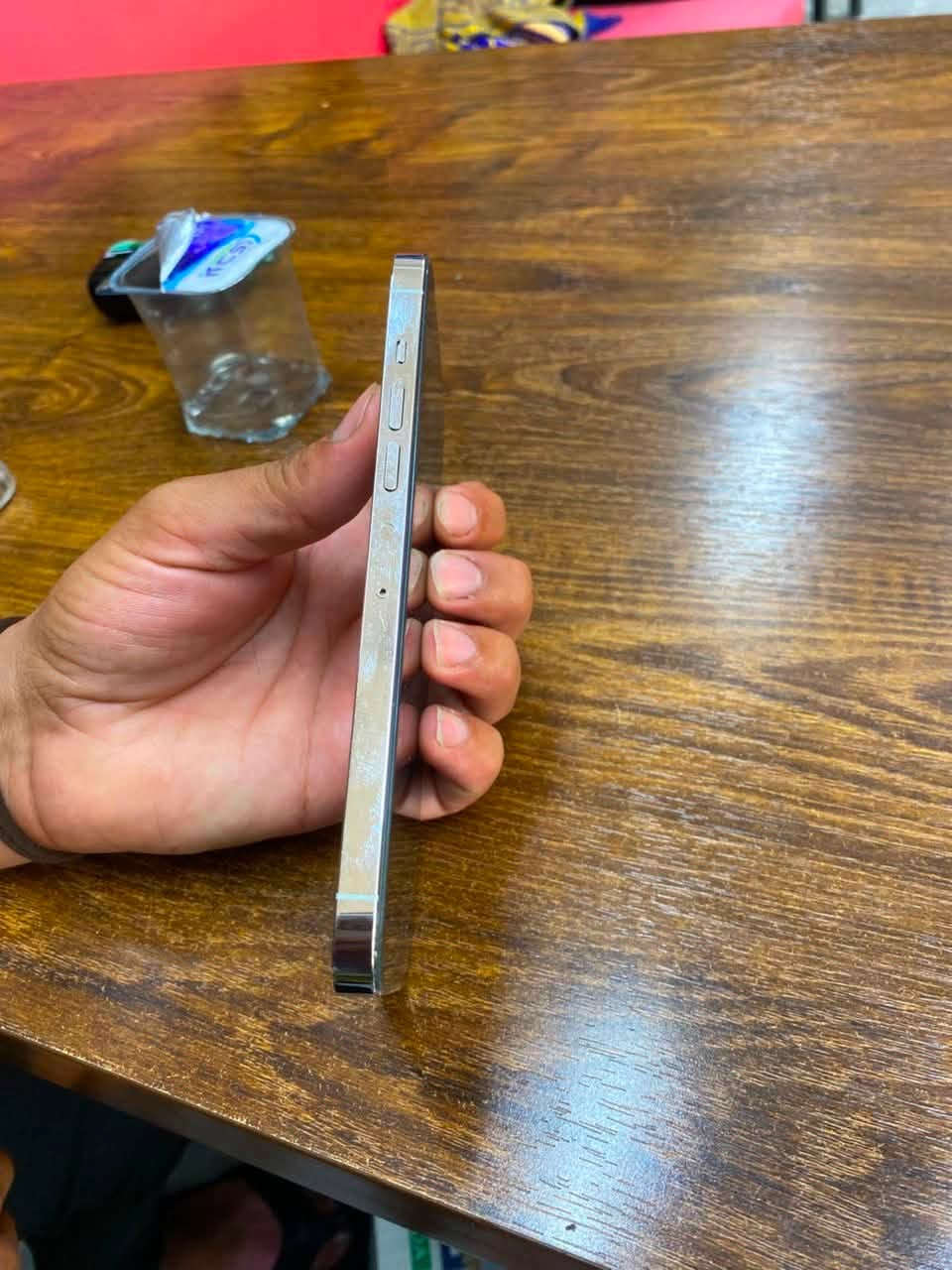 السلام عليكم أيفون ١٣برو ماكس بطاريه ٨٢بلديه شاشه بلديه بس بيه الخط مذكور بل صورر ماداخل صيانه بلدي الذاكره ٢٥٦ السعر ٦٥٠وبي مجال مكاني بغداد حي الجامعه رقم التلفون ***********
