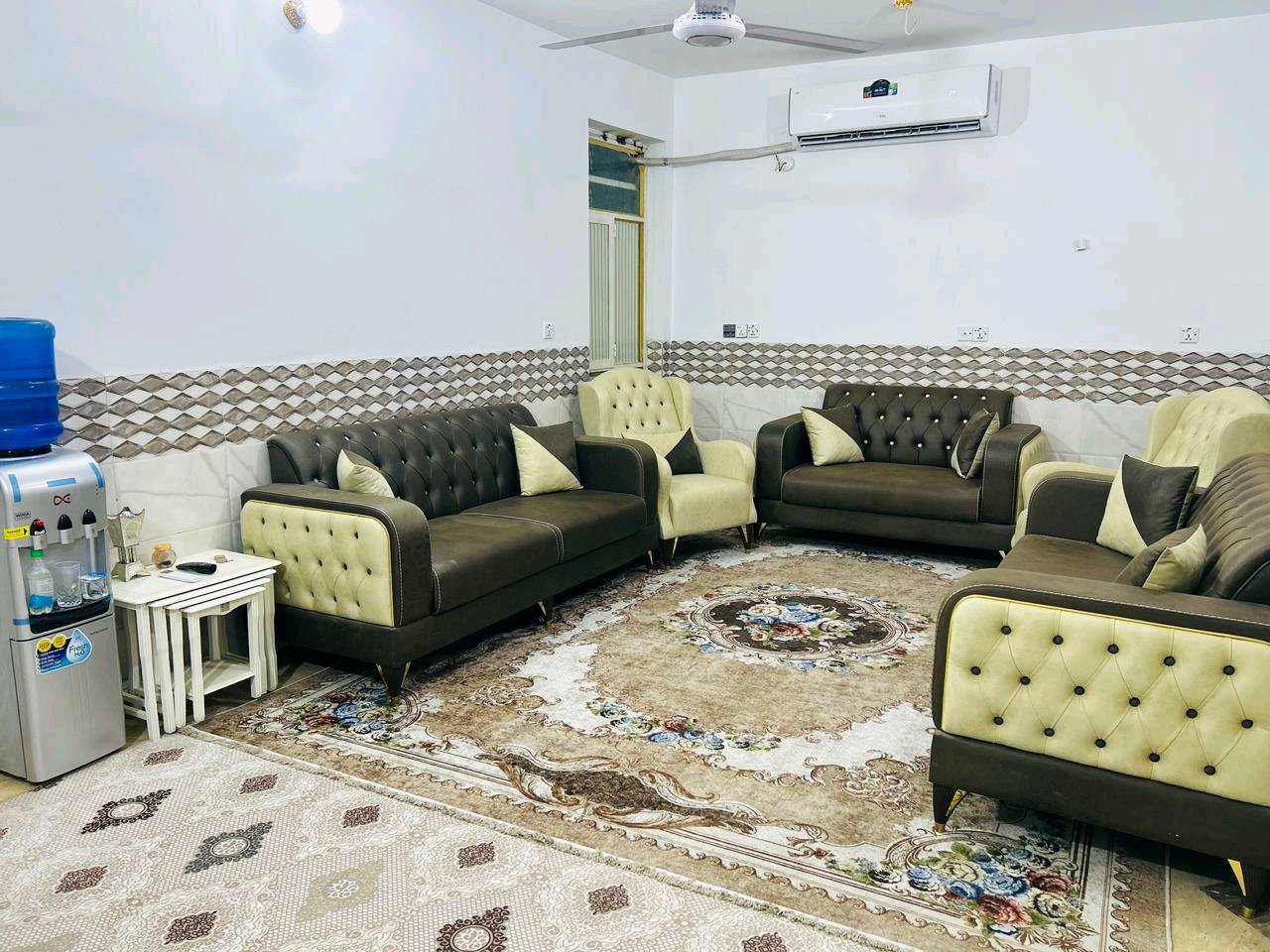 🎓 إعلان خاص بطلبة الجامعات فقط 🎓
🏡 تتوفر لدينا ٣ شقق حديثة للإيجار الشهري، مخصصة للطلبة فقط، في حي الروضتين، بموقع مميز يبعد حوالي ١٥ دقيقة عن باب الرأس الشريف.
✨ مواصفات الشقق: ✅ مساحة واسعة ١٤٩ م². ✅ بناء حديث وأثاث جديد. ✅ غرفتا نوم تتسعان إلى ٧ أسرّة. ✅ صالة مؤثثة بالكامل. ✅ مطبخ و حمام مجهزان بالكامل. ✅ أجهزة تبريد (سبلت) في جميع الغرف مع مراوح. ✅ ماء وكهرباء متوفران على مدار ٢٤ ساعة. ✅ العمارة مزودة بمصعد.
📚 إذا كنت تبحث عن سكن مريح، نظيف، وآمن طوال فترة الدراسة، فهذه الشقق توفر لك جميع احتياجاتك في مكان واحد.
📍 الموقع: حي الروضتين.
📞 للاستفسار والحجز يرجى التواصل على الرقم: (***********) أو عبر الرسائل الخاصة.
⚠️ الإيجار شهري، والعدد محدود، والأولوية للحجز المبكر.
شكد الإيجار الشهري بالضبط، وهل بيه تأمين/دفعة مقدّم؟: 
850 الف دينار ايجار شهري يجب دفع عربون للحجز
هذي الشقق متاحة لأي طلبة لو فقط للذكور/الإناث؟ وهل مسموح أكثر من شخص بنفس الغرفة؟: 
فقط طلبة و مسموح من 7 الى 10 اشخاص
وين الموقع بالضبط من داخل حي الروضتين، وشنو أقرب جامعة أو معلم معروف إله؟: 
تقع في حي روضتين فرع مقابيل كوفي التراث
الإيجار يشمل شنو غير الماء والكهرباء، مثل الإنترنت أو التنظيف، لو هاي خدمات منفصلة؟: 
الايجار يشمل ماء و كهرباء و خط مولد