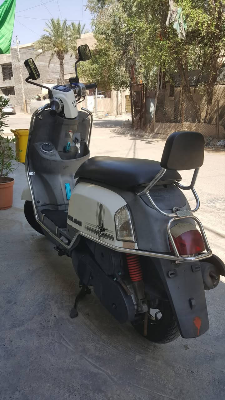 بوليسيه نوزل دراجه صارله 3أشهر من نزلت ماشيه 7 الف
مكينه بلاديه جيب فيتر وفحص كلشي شغال بيه 
رقمي ***********
عليه تعديل من الخارج
