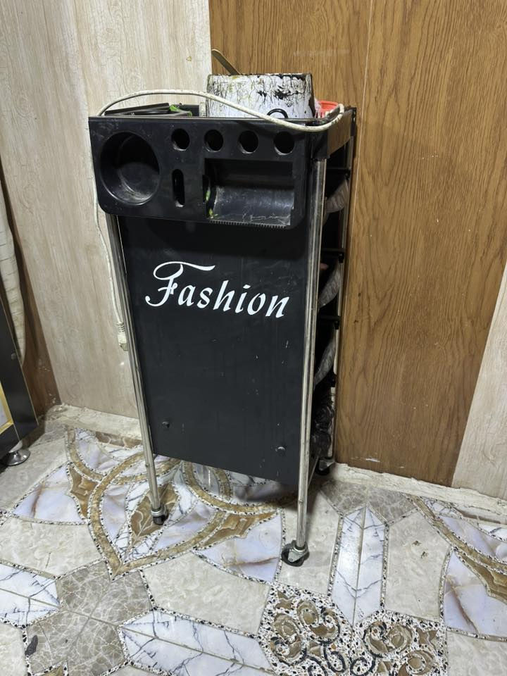 السلام عليكم. غراض صالون حلاقه مثل ماموضح بالصوره نضيفات بس متروكات قبل مده    العنوان البصره / الابله 
***********
