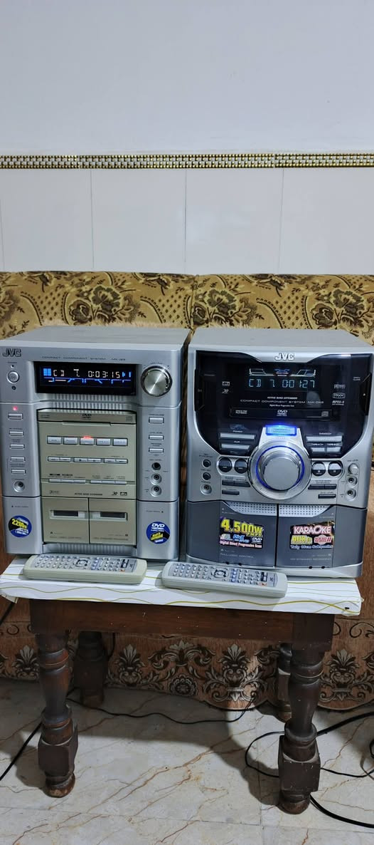 السلام عليكم .
سيستمات بوكس حديثة ماركة JVC العالمية عدد ٢   نظافته ممتازة استيراد الكويت .فقط جهاز بدون سماعات ..كل جهاز يشغل ٤ سماعات ( ٢ السماعات الاعتيادية + ٢ سماعات دمام )
الجهازالايمن شغال فووول .راديو + كاسيتين مسجل + اواكس + قرص DVD و CD و MP3 يعرض صورة و صوت ..بقدرة صوت ٤٠٠ واط .
الجهاز الايسر .شغال راديو + قرص DVD و CD و MP3 .يعرض صورة و صوت + اواكس + مسجل كاسيتين هذني اثنينهم يحتاجن قوايش 
بقدرة صوت ٣٢٠ واط .
الاجهزة تحتوي علئ ٢ فيشة ادخال لربط لاقط مايكرفون مع التحكم بصوت المايكرفون .
مع خاصية ايكولايزر للتحكم بالصوت و تضخيم 
البيز المضاعف Mega Bass مع عرض صوت 3D . شغلهم ممتاز جدا .مع كل جهاز ريموت تحكم اصلي .
اي استفسار او مراسلة عالخاص بلا زحمة او 
*********** البصرة .موجود توصيل شركة .
