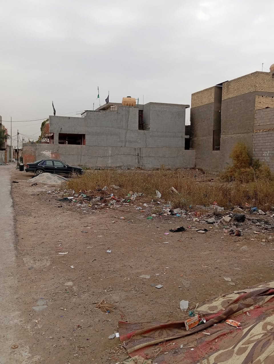 السلام عليكم عندي قطعه ارض في منطقه الاصلاح التمايمه 400 متر يوجد بها كهرباء وماء ومجاري وتبليط كول الخدمات بها ....رايدها ب 60 مليون ولاستفسار المراسله واتساب او اتصال ***********....فرع كولش هدوء وناس طيبين جداا
