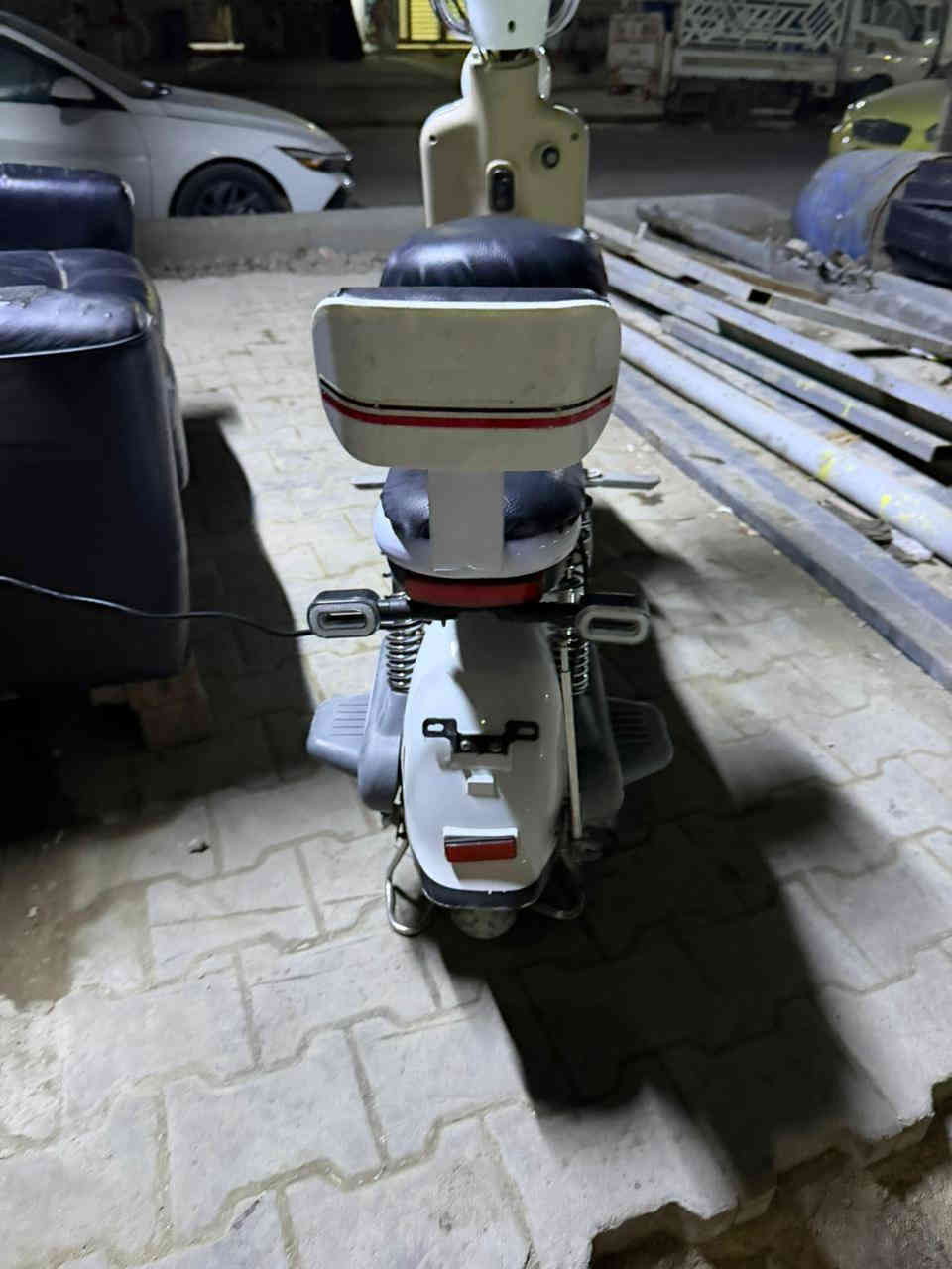 سلام عليكم دراجه شحن للبيع نضيفه مكان بغداد مدينة الصدر سعر 180 وبي مجال  رقم الهاتف ***********
