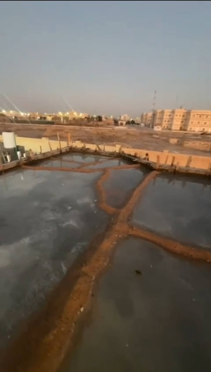 السلام عليكم بيت حي الجامعه بناء جديد مساحة 130سند 25 قرار محكمه بتكون من صاله ومطبخ وبراني ومجمع صحيات عدد ثنين وغرفه مكلف بنشر تصال على رقم ***********
