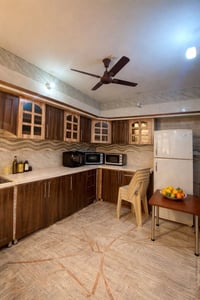 كاونتر مطبخ للبيع نضيف جداً خلل بسيط جداً جداً ابواب 2 بيهه خلل بسيط ا...