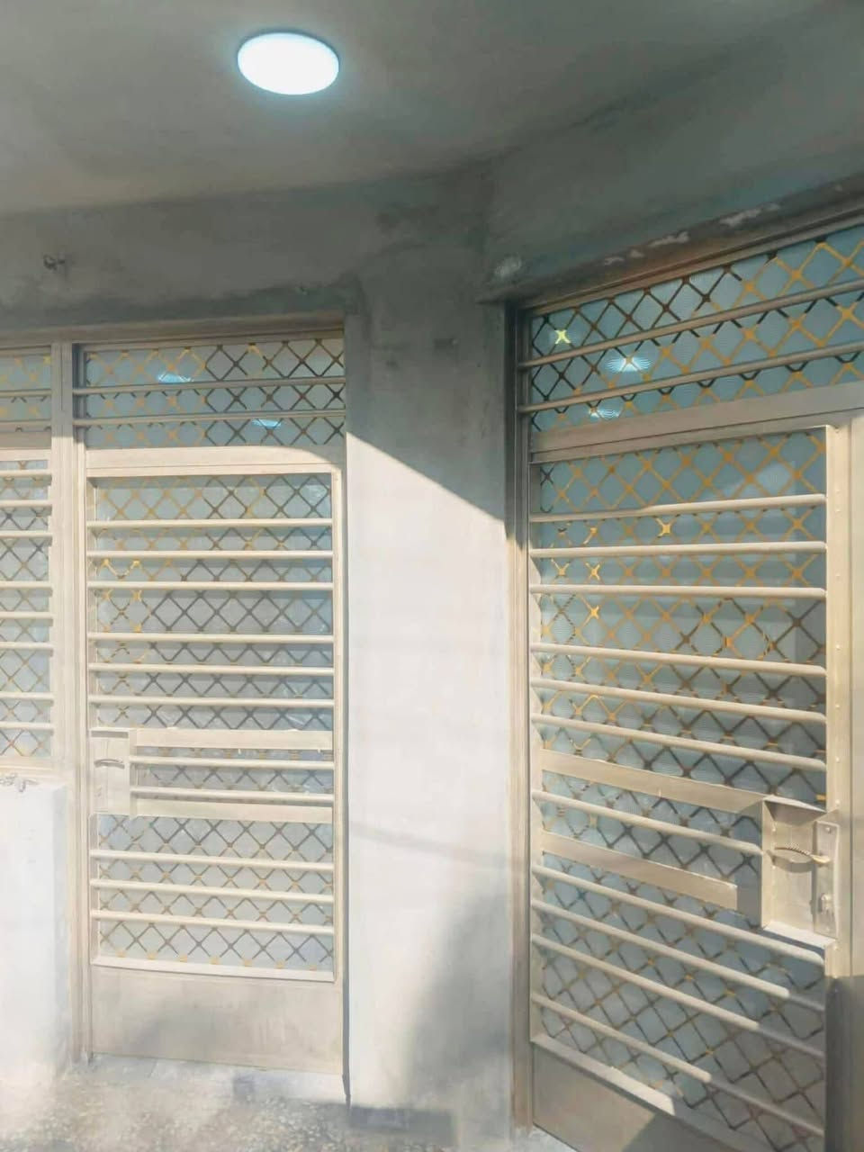 عل بركه الله السلام عليكم
دار للبيع المساحه ١٢٠ متر 
الواجهه ٦ متر 
النزال ٢٠ متر 
العنوان :- شهداء البياع/خلف شارع المظخه مباشرةً 
قرب الشارع التجاري 
يحتوي على:- غرفه نوم عدد٢/صاله/مطبخ/صحيات عدد٣/
مناور ٢/طرمه/سطحين/
طابو صرف/ترميم٢٠٢٤/ ٧٠٪؜ من البناء جديد /تاسيسات جديده /موقع ممتاز /فرع عريض /
للاستفسار الاتصال 
***********
***********
***********
يوجد واتساب او مراسله الصفحه
