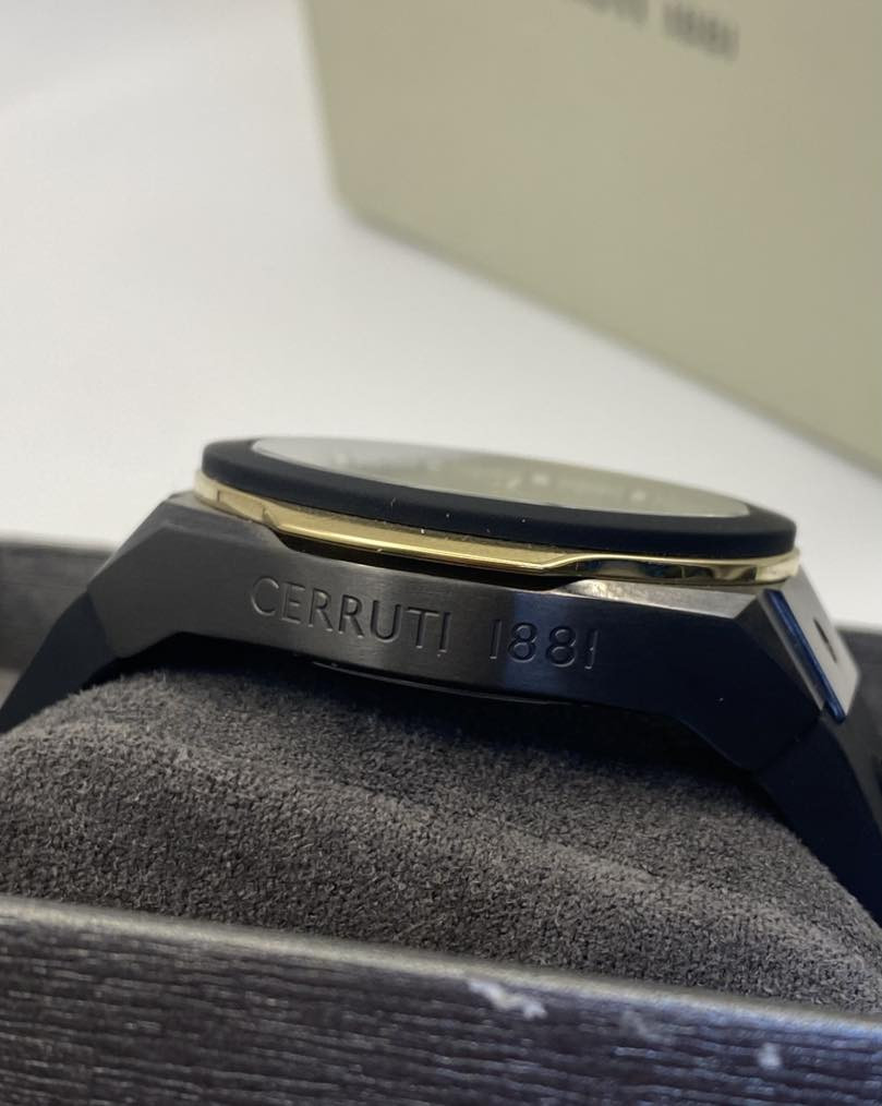 Cerruti 1881 
جديد غير مُستخدم 
كامل المرفقات 
كوارتز 
قطر الساعة ٤٥


**إذا كنت صاحب هذا الإعلان وتريد حذفه لأي سبب، رجاءا أرسل رسالة إلى الدعم الفني**