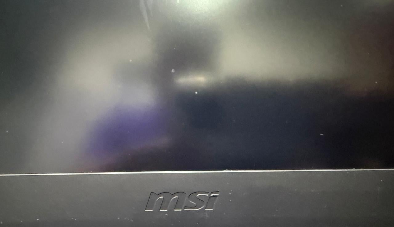 سلام عليكم اخوتي حاسبه MSI معالج انتيل كور اي 7 جيل 12 كرت شاشه انفديا 2050 RTX رامات 16 الهارد واحد تيره استخدام قليل شهر واحد سعر مليون و 300 الف بيها مجال 
مميزات الحاسبه

تصميم نحيف وخفيف (حوالي 1.86 كغم) سهل الحمل  

⚡ الأداء القوي
	•	معالج Intel Core i7 جيل 12 قوي جدًا للبرامج الثقيلة والألعاب  
	•	كرت شاشة RTX 2050 مناسب للألعاب والتصميم والمونتاج  
	•	رام 16GB تسمح بتشغيل عدة برامج بدون بطء  
	•	SSD سريع يقلل وقت التشغيل والتحميل



� مناسب للألعاب


	•	 
	◦	PUBG ✔️
	◦	GTA V ✔️
	◦	Fortnite ✔️
	◦	Warzone ✔️
	•	

شاشة 144Hz تعطي سلاسة عالية في الألعاب  



️ شاشة ممتازة
	•	شاشة 15.6 بوصة Full HD واضحة جدًا  
	•	IPS تعطي ألوان جيدة وزوايا رؤية واسعة  
	•	مناسبة للألعاب، الأفلام، والتصميم

⸻

🔌 مميزات إضافية
	•	Wi-Fi 6 سريع للإنترنت  
	•	منافذ كثيرة (USB-C، HDMI، USB-A)  
	•	يمكن ترقية الرام والتخزين لاحقًا  
	•	مناسب للدراسة، الألعاب، التصميم، والبرمجة

⸻


رقمي *********** متواجد فيس و واتساب