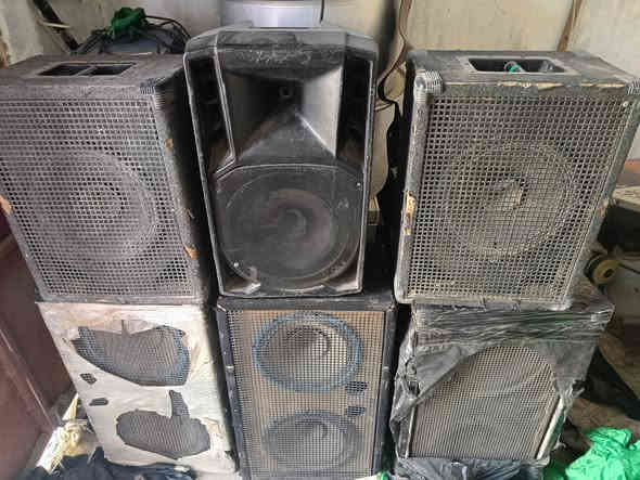 للبيع... 4 سمعات ثنائي.
2 سمعات احادي.. 
2 سمعات دبدوب. 
2 بوقيات.. 
مكاني سوق الشيوخ. 
السعر خاص. 
راسل وبيك خير وتدلل. 
‏‪0788 564 0480‬‏
