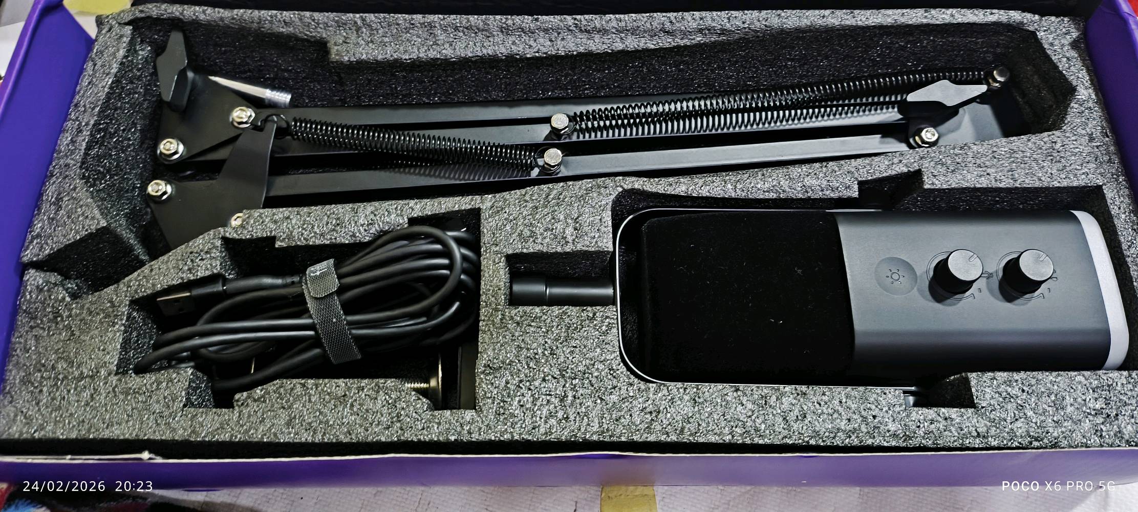 🎙️🔥 مايك AM8T Gaming Microphone Kit الأصلي
جودة صوت عالية ونقية
✅ إضاءة RGB قابلة للتغيير
✅ يدعم USB و XLR
✅ مناسب للبودكاست والستريمنغ
✅ يجي وياه ذراع تثبيت قوي (Boom Arm)