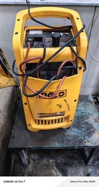عندي هاي شاحنه مال باتريات بيهه عطل بصيط للتواصل عله رقم 07717732688