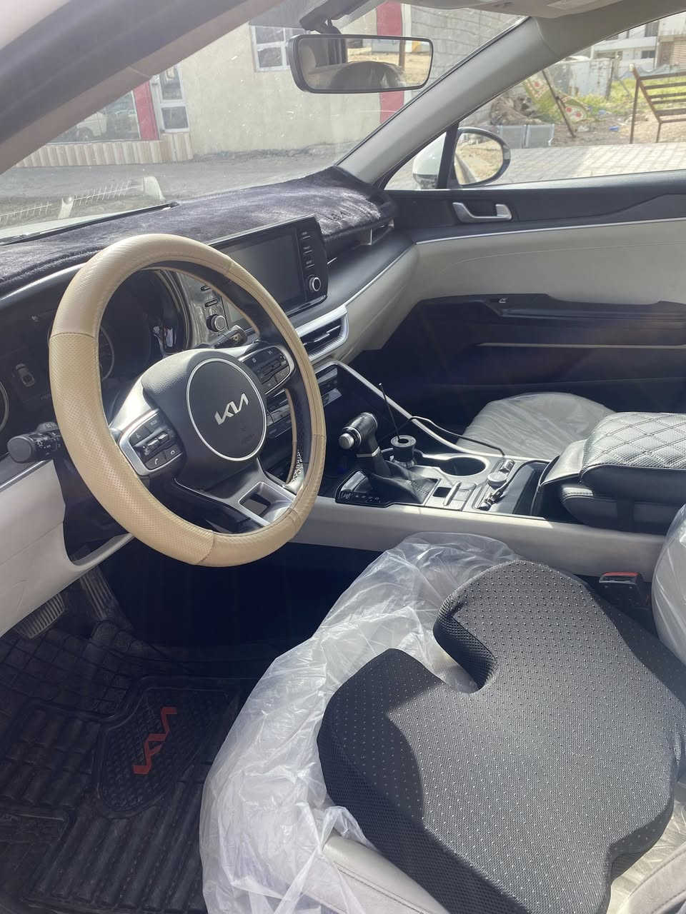 سلام عليكم
سيارة K5 وارد خليجي للبيع .
موديل 2022 
.السياره فول مواصفات بانوراما بدون دواخل 
.ماشيه 95 
5 وضعيات قيادة 
.اكشنه جلد 
.حساسات امامي وخلفي 
.شاشه ديجتال
.مقاعد تدفئه تبريد مقعد السائق كهرباء 
.تحكم ستيرن
.محرك 2000 doch 
.تبريد قطعتين 
.سايد بريك بصمه 
.بصمه تشغيل عن بعد 
.ضرر السياره قطعة صبغ صغيره اسفل باب السايق وجاملغ بارد خلفي 
سعر السياره 190 وبيها مجال 
مكان السياره الرمادي 
للتواصل ***********
