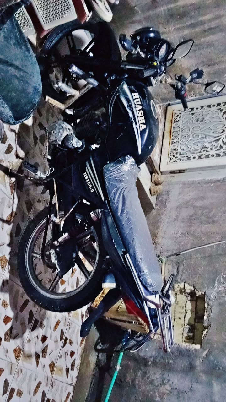 السلام عليكم دراجه هيوشه للبيع او مراوس موديل 2017 مكينه نشاط فول كهربائيات كامله شغاله صلف هندر بدون اوراق للبيع او مراوس للأستفسار (***********)
