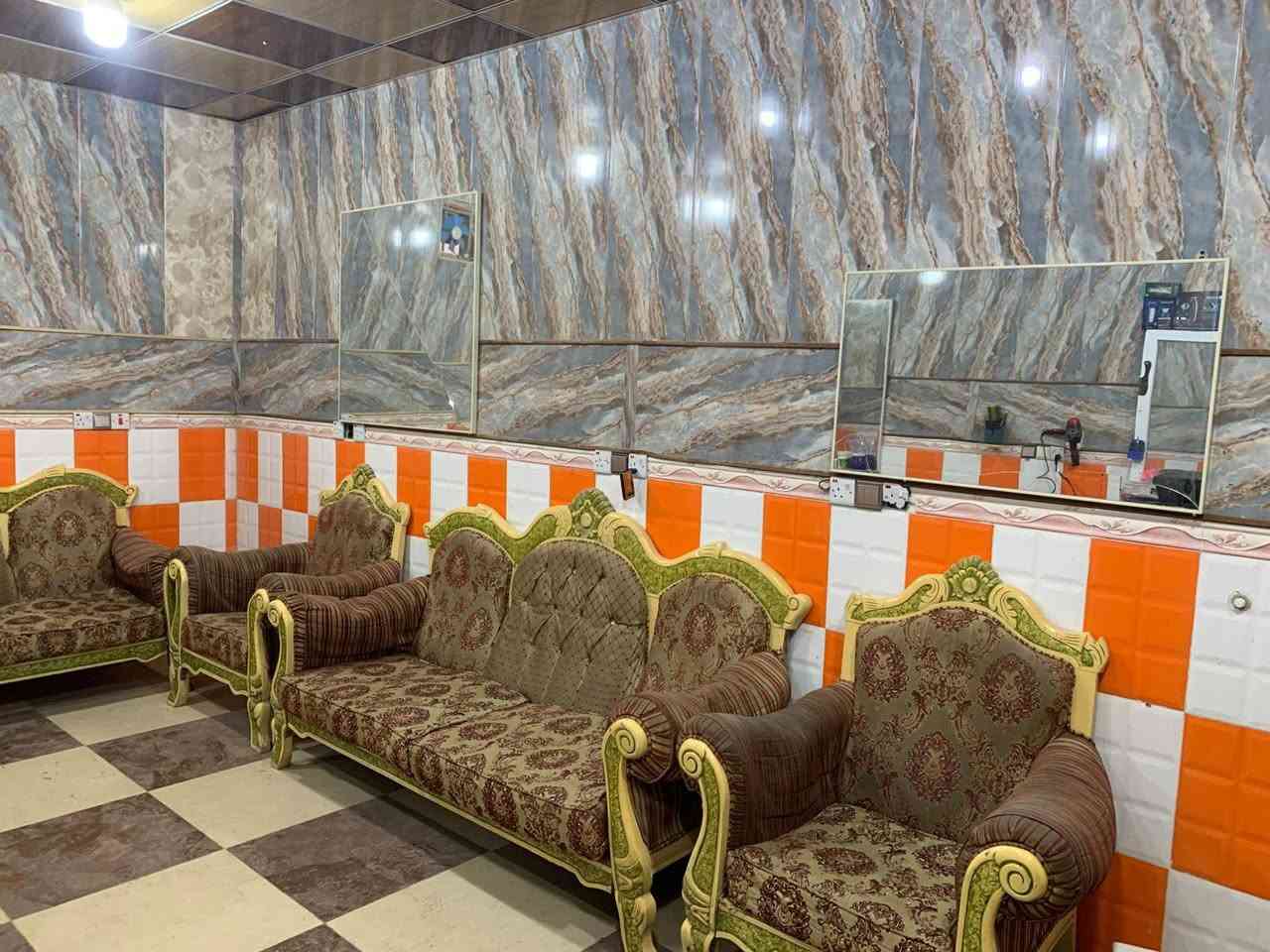 السلام عليكم يوجد محل حلاقه لل بيع ميزين كرسيين اربع أمري مقسله قنفات مبرده مولد  مكاين فير ومشوطه محل كامل بس تشدو السعر 550 وبي مجال الاستفسار اتصال عله  ***********
