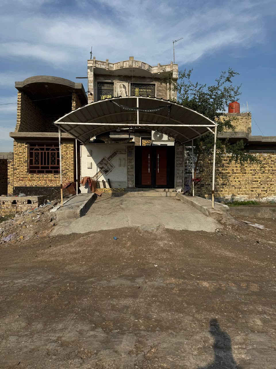 السلام عليكم مكلف بالنشر بيت طابو صرف المساحه 100متر واجهة 5 ونزال 20 طابقين الطابق الارضي غرفه وكلدور ومطبخ واستقبال الطابق الثاني غرفه وكلدور صحيات داخليه وخارجيه مع سقيفه خارجيه كراج سياره موقع البيت كلش حلو يبعد عن شارع 100العام تقريب 100متر والبيت شارعه 30 متر قرب الاستداره الثانيه من مدخل شارع حله كربلاء السعر 115 بي مجال بسيط رقم صاحب الدار *********** اتصال او واتساب
