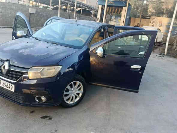 السلام عليكم مراوس بكونا 
رينو سيمبول 2019 اوتماتيك حرة بأسمي رقم دولي سنوية ٢٩ 
 شاشة وكاميرا  باتري جديد تايرات زوج الاماميات جديدة ماشية 140 بيهة ضربة بلجاملغ الامامي العكس السايق خفيفة بدون دواخل وجراد بلقمارة والبنيد 
مكاني بغداد الحرية
***********
