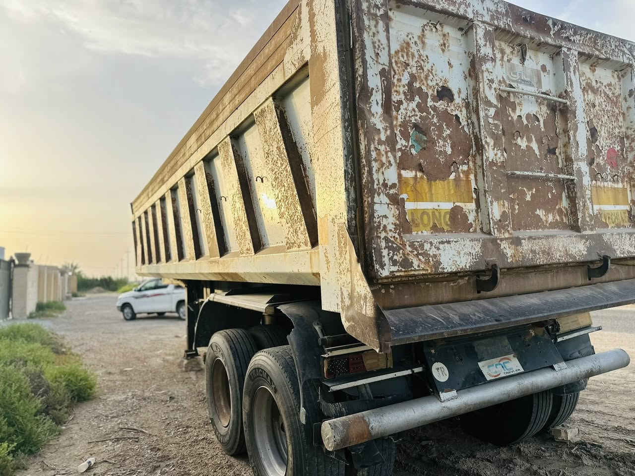عربانة للبيع  أوزمن تركي خفيفه جدا وزنها تقريبا ٧طن  ثلاثة محاور اثنين ثابت واحد رافع ذرعته ٢٧ متر مكفولة ***********
