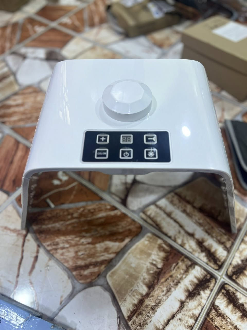الجهاز هو جهاز قابل للطي للعناية بالبشرة وتجديدها باستخدام تقنية الضوء (LED) بألوان متعددة.الاستخدامات المتعددة: يحتوي على 7 ألوان ضوئية مختلفة، حيث يهدف كل لون إلى معالجة مشكلة محددة في البشرة، مثل حب الشباب أو الشيخوخة.مميزات إضافية: قد يشتمل الجهاز أيضًا على وظيفة بخاخ نانو لترطيب البشرة بعمق.


**إذا كنت صاحب هذا الإعلان وتريد حذفه لأي سبب، رجاءا أرسل رسالة إلى الدعم الفني**