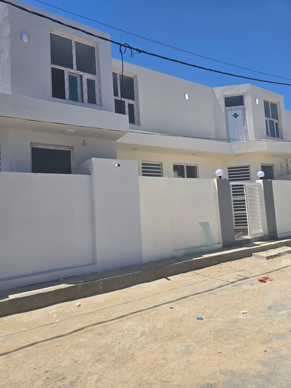 تونات عدد 2 متجاورات للبيع 
بناء حديث طابقين كونكريت مسلح 
طريق السنيه السياحي مجمع توحيد العفلوكي طابو زراعي سند( 25)
******************************
المساحه/ 100 متر  الواحد 
الواجهه / 10 متر 
******************************
محتويات الدار 
غرف نوم عدد 2 / صالات عدد 2 / استقبال/ مطبخ/ مجموعتين صحيه/ طارمه 
_________________________
للأستفســار/ مراجعـــــة مكتـــب النخبه للعقار والمقاولات العامه الكائــن حي العروبه شارع المتحف مقابل ايسي كريم الإيطالي او الاتصال على الأرقام التاليه 
***********
***********
