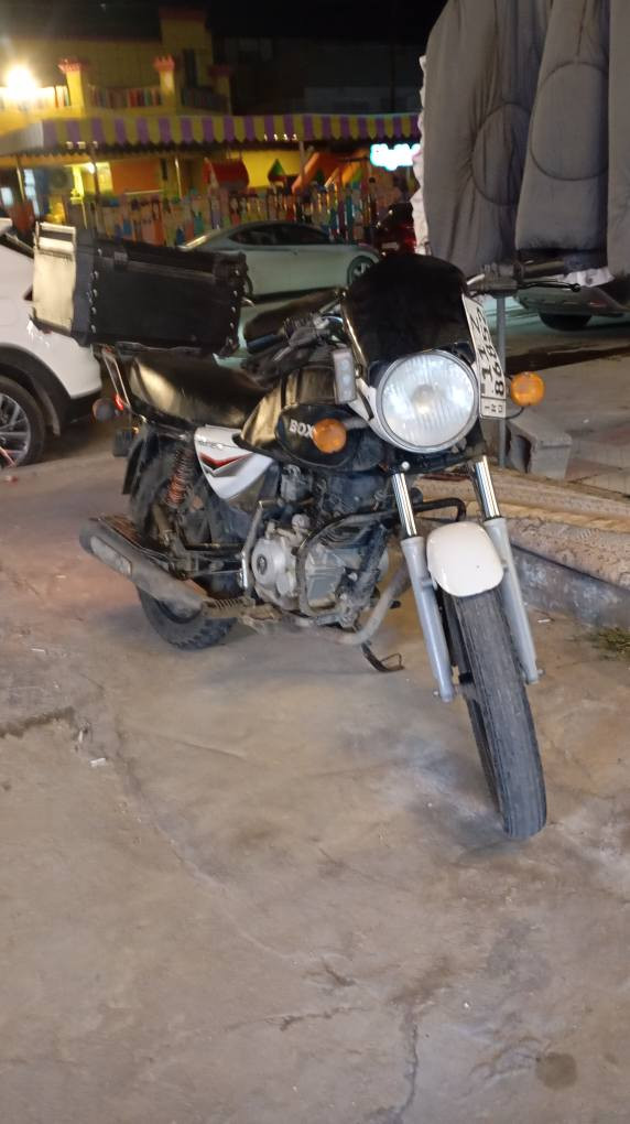 دراجة بوكسر كلاسك مرقمة نظيفة جدا على ايدي ماخذها للدوام روحة ورجعة مو للشغل 
تفيد للشغل الدلفري نظافه فول
تحويل رقم ثاني يوم 
المكان - بغداد - حي الجامعة 
للتواصل: *********** بغداد, العراق
