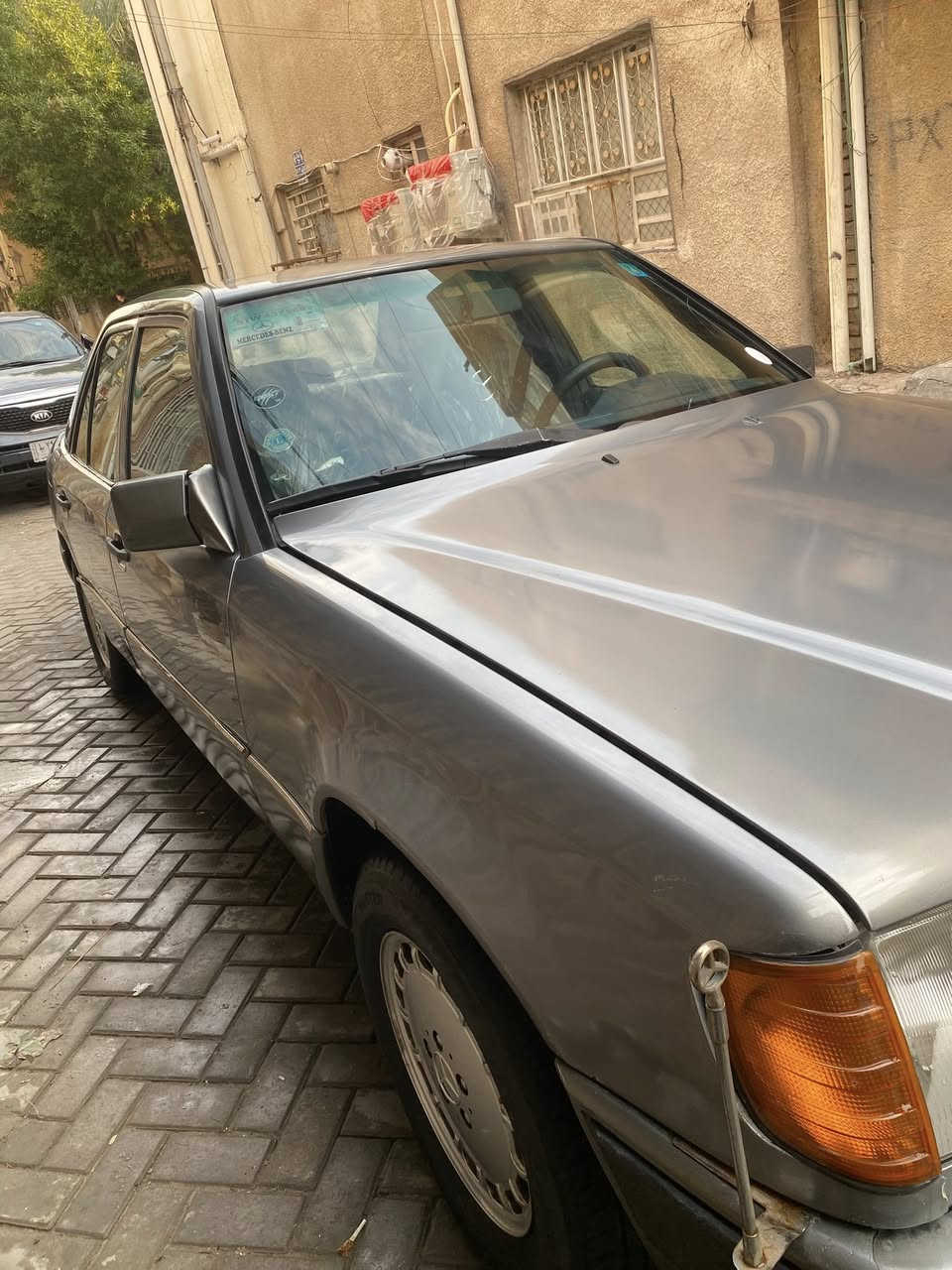 السلام عليكم
مرسيدس دب E300 للبيع 
موديل 1988 
صبغ عام جمالية 
محرك بلاد عنكبوت قبق اسود 
عنوان بغداد ورقم بغداد بأسمي تحويل ثاني يوم 
للإستفسار ***********
