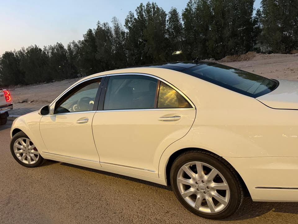 مارسيدس 2009فئة  s350 السيارة راح اكتب كل تفاصيلها  من تخابرني لا تسأل على شي كاتبه مكفولة من الكصة وكير ومكينه كفاله فقط مكينه ٦ سلندر دواخل عسلي بيبان شفط جنطة شفط السيارة جاهزة من كلشي اي نقص ما بيها حداديتها تخبل مكينه جديدة وبيها ادامه وياها رقم بغداد أنكليزي كلك وسنوية سعرها ب٧٠ مكاني البصرة ***********
