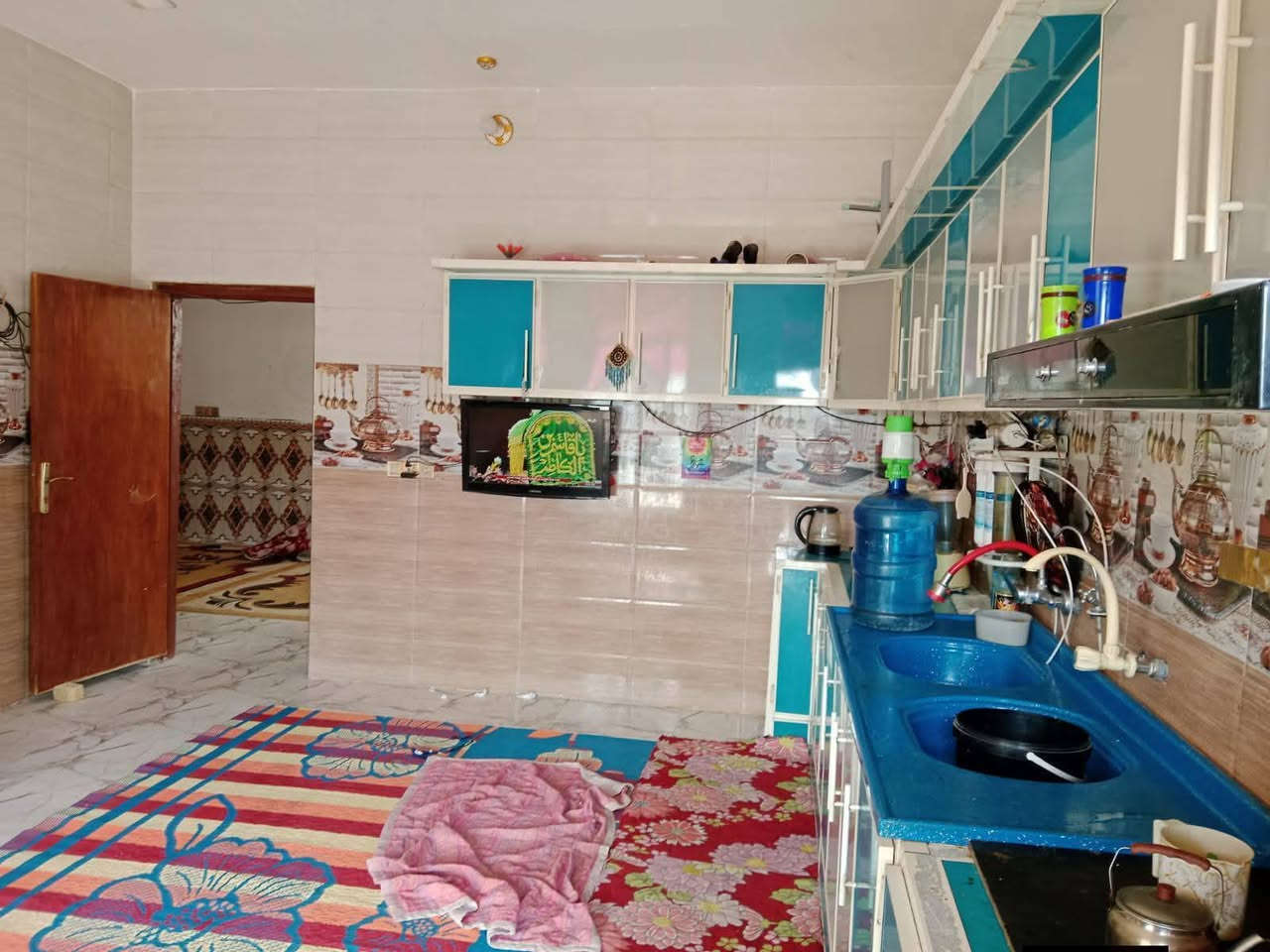 السلام عليكم
  دار للبيع مكان مميز جدا 
طابو زراعي سند 25 
المساحة //٦٥٠متر
الواجه //١٣م×٣٠م
نوع البناء بلوك السقف عكاده
العنوان / /بابل المدحتيه
المعاره قبل الحسينيه قرب سيد جواد 
خدمات كامله من ماء وكهرباء
عرض الشارع ٧متر
السعر/١٢٥وبي مجال
تفاصيل البيت طابق واحد 
استقبال 
صاله 
عدد الغرف٣
مطبخ 
منور خلفي طارمه
مجمع صحيات داخليه وخارجيه
السطح كامل  فرشي
حديقه 
كلدور 
محل كبير
البيت كامل ولايوجد اي نقص بي
تحويل البيت ثاني يوم بعد الشراء 
بناء حديث موقع جيد جداً 
يبعد عن الشارع الرئيسي ١٥٠متر
سنة البناء حديث
للاستفسار
مراجعة  مكتب دلالية وائل الهندي 
***********وائل الهندي
***********ابو علي
مكتب دلالية وائل الهندي بابل المدحتيه الحمزه الغربي ع شارع 60 قرب سلوان ابو الكاشي مقابيل فرع علي قمار
