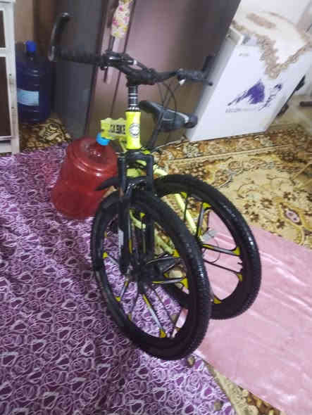 مكلف بل نشر اسلام عليكم
بايسكل G.K.BIKEجبلي لون 🟡🟡🟡
دبل خلفي ودبل امامي
الحلو بل بايسكل يطبك 
الويل بلادي الاصلي ماتة بلادي معة اسم شركة علية
السعر 25 
العنوان بغداد الغزالية رقم (***********)بي واتساب

