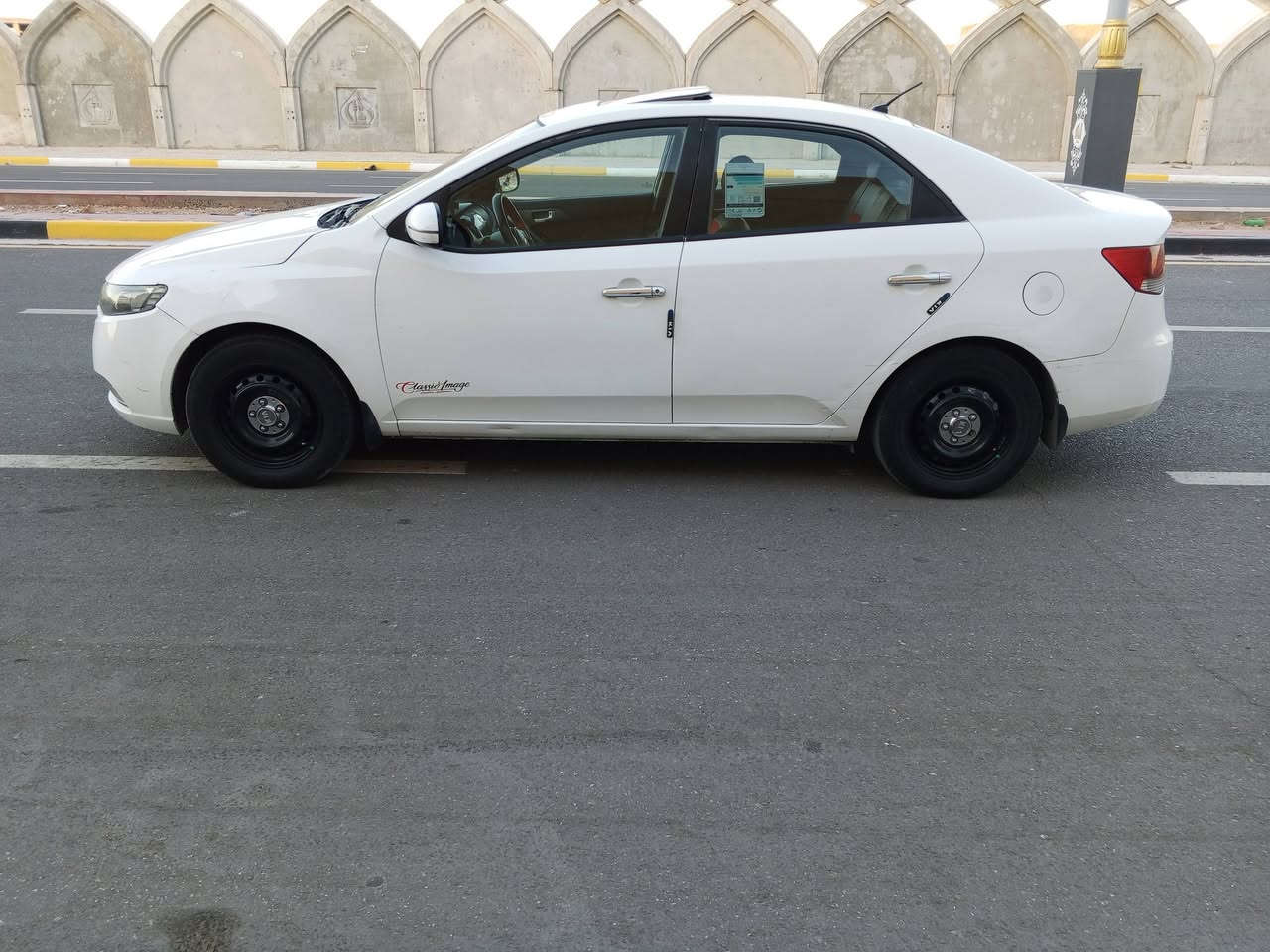 السلام عليكم سياره للبيع نوع سيراتو خليجيه موديل 2011 محرك 1600كير 6نمر فول مواصفات واحد عليه واحد  المواصفات شاشه كامره حساسات خلفيه تحكم ستيرن جهتين اشاره بلمري  مري شفط فتحه تدفئه وتبريد اربعه دسك محرك جديد كبير جديد حداديه جديده رقم كربلاء جديد سنويه لل 28 تحويل مباشر بأسم المشتري السعر المطلوب 93 وبيها مجال للطيبين العنوان كربلاء رقم التلفون ***********
