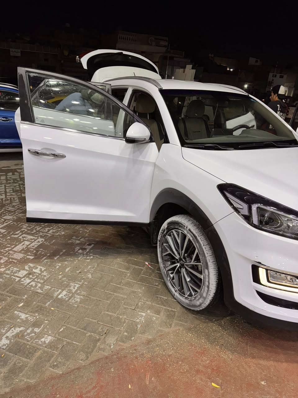 السلام عليكم
توسان 2020 خليجي شركه الكاصد مكفوله كفاله عامة من الصبغ فقط بارد صغير كد شبر سياره وضع الشركه برغي ممفتوح بيها مكينه وكير وضع الشركه صدر امامي وخلفي وضع شركه تراي ليعجبك  سياره ماشيه 63 حقيقي وعل فحص ولزكات شركه بعدهن بيهه   وكتلوكات شركه بعدهن  بيهه سياره زيرو بعدهه بوضع الشركه لوك جديد 
بصمه لاخ سياره جديد جدا مواصفات 
كشنات كهرباء عدد 2
بصمه تشغيل 
بصمه ابواب 
لايت عدستين زنون 
بكلايت آيل ايدي 
شاحن ايفون بدون واير
وشاحن يو اس بي
حساس امامي وخلفي 
كامره خلفي دواره 
خمس ويل كب
دوشمة جلد اصلية توسان 
تبريد قطعتين 
مري شفط 
لد نهاري 
سايد بريك باليد
تحكم ستيرن جهتين
ايكو اقتصاد بانزين
شاشه اصلية وايفاي لمس
مكينه 2000 دوش لمرغوب 
باقي مواصفات توسان معروفه رقم بغداد دولي جديد هزه جديده سنويه بسمي مجدده  اتصا *********** مكاني بغداد السعر ٢١٣$ والشراي خادم اله
