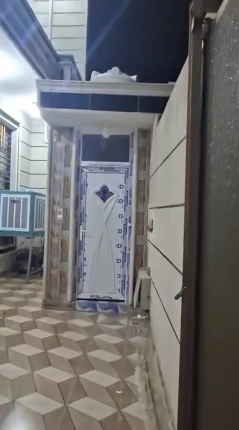 السلام عليكم دار للبيع جاهز ومؤثث من كلشي مساحته 200م موقعه مميز وشارعه عريض موقعه المثلث شارع سنتر الخالدي للاستفسار ***********
